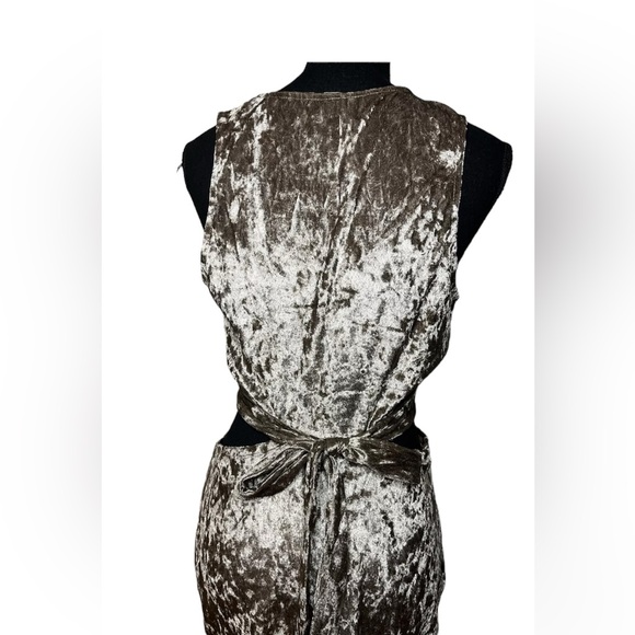 Luna Chix Crushed Velvet Champagne Keyhole MIDI Dress - Picture 5 of 5
